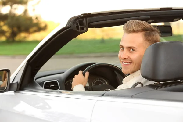 Красивый молодой человек за рулем современного автомобиля — стоковое фото