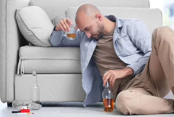 Drunk Man Sitting Floor Home Alcoholism Concept — Stock Photo, Image