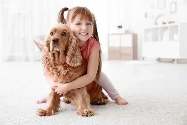 Carino bambina con cane a casa — Foto Stock