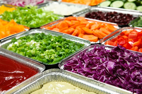 Salata barını çeşitli malzemelerle kapatın.