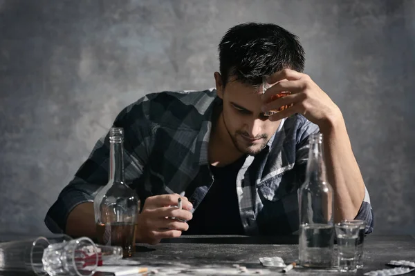 Mann Trinkt Alkohol Und Raucht Zigarette Während Tisch Sitzt — Stockfoto