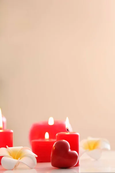 Velas rojas ardientes en la mesa — Foto de Stock