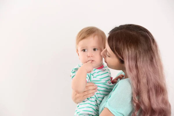 Jovem mãe com bebê no fundo branco — Fotografia de Stock