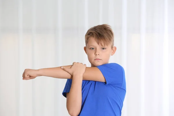 Excesso de peso menino treinamento em casa — Fotografia de Stock