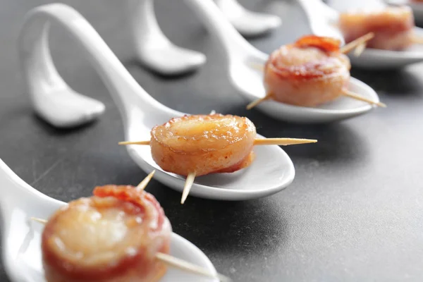 Lepels Met Bacon Wrapped Sint Jacobsschelpen Tafel — Stockfoto