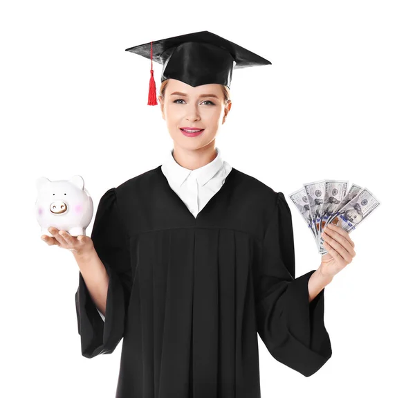 Giovane laureato in possesso salvadanaio e denaro su sfondo bianco — Foto Stock