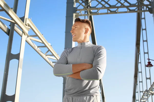 Volwassen Gelukkig Sportieve Man Buitenshuis — Stockfoto