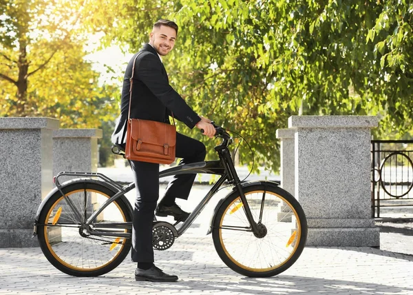 屋外自転車で若いハンサムな実業家 — ストック写真