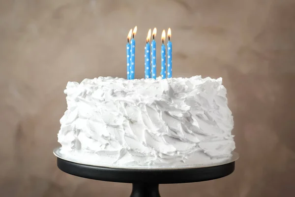 Delicioso pastel de cumpleaños con velas en el stand —  Fotos de Stock