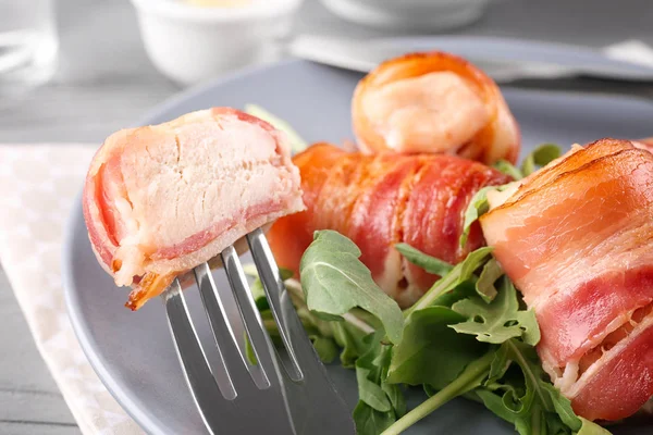 Fourchette Avec Pépite Poulet Enveloppée Bacon Sur Assiette Gros Plan — Photo