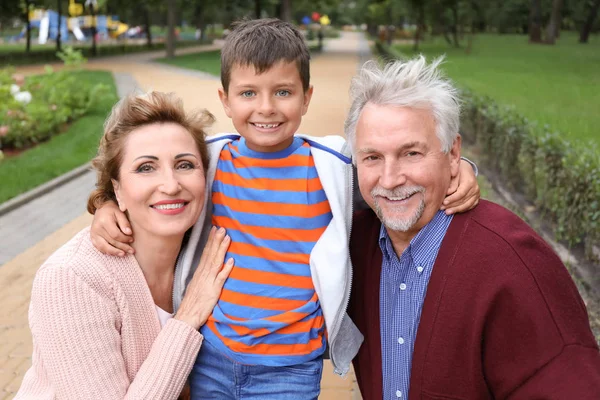 Šťastný starší pár s vnukem v parku — Stock fotografie
