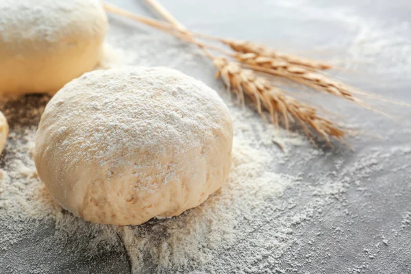 taze çiğ puf hamur masada