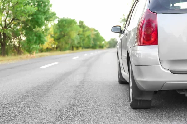 Krásné auto na silnici — Stock fotografie