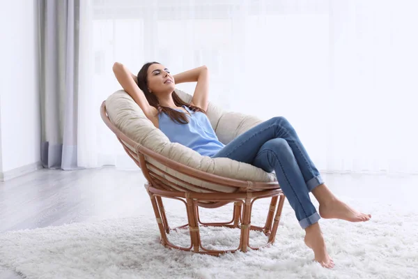 Junge Frau ruht sich zu Hause im Liegestuhl aus — Stockfoto