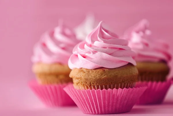 Delicioso cupcake na mesa, close-up — Fotografia de Stock