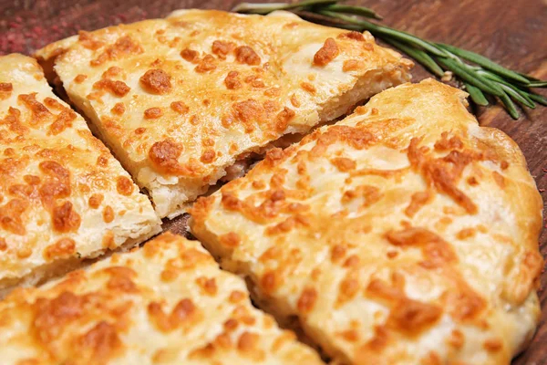 Ahşap masa, closeup üzerinde lezzetli khachapuri