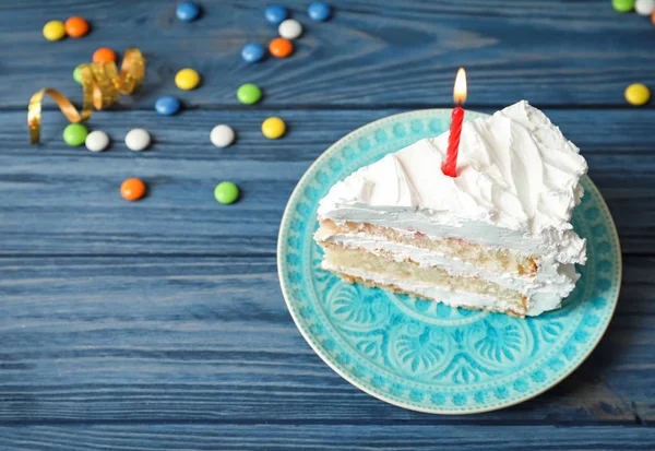 Doğum günü pastası ile masada mum parçası — Stok fotoğraf