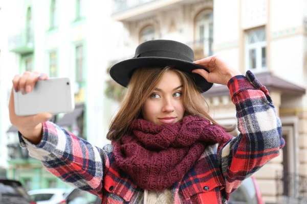 Młoda, piękna kobieta, biorąc selfie na zewnątrz — Zdjęcie stockowe