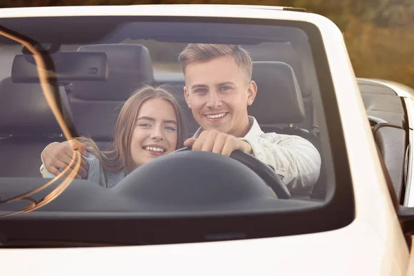 Glückliches junges Paar im Auto auf Roadtrip — Stockfoto