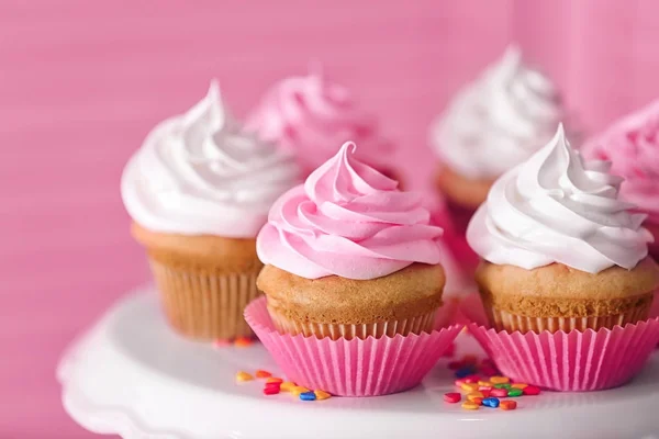 Dessert staan met heerlijke cupcakes op onscherpe achtergrond, close-up — Stockfoto