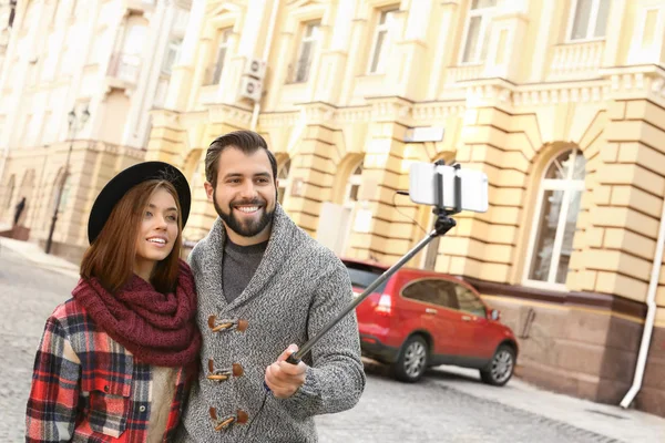 Unga söta paret tar selfie utomhus — Stockfoto