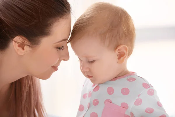 Bebê bonito com a mãe em casa — Fotografia de Stock