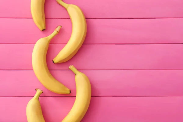 Kompozycja z pyszne dojrzałe banany na podłoże drewniane kolor — Zdjęcie stockowe