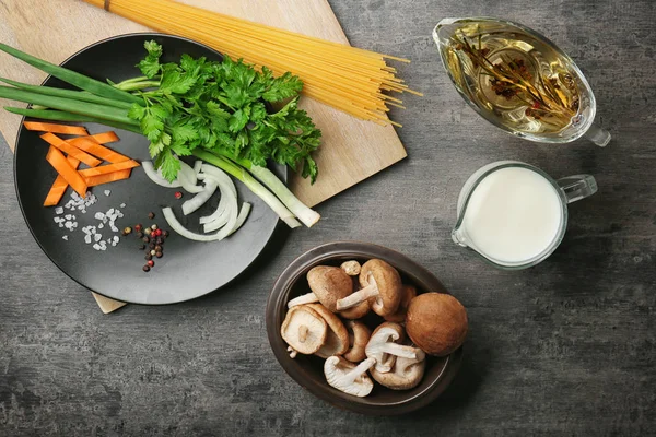 Composition with raw shiitake mushrooms and vegetables on table — Stock Photo, Image