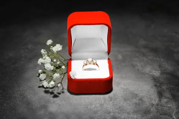 Hermoso anillo de compromiso en caja en la mesa — Foto de Stock