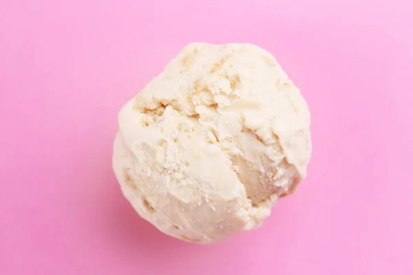 颜色背景的焦糖冰淇淋球 — 图库照片