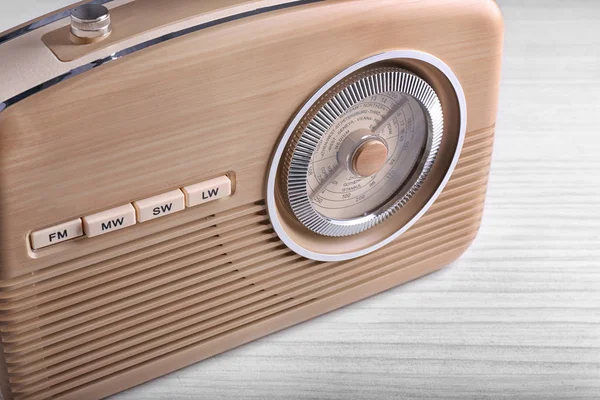 Stilvolles Radio auf Holzgrund — Stockfoto