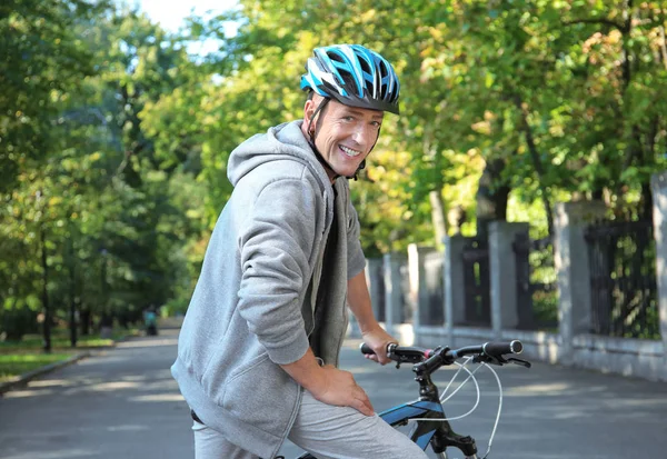 屋外の自転車と成熟したスポーティな男 — ストック写真