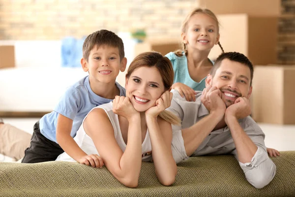 Gelukkige familie in nieuwe flat — Stockfoto
