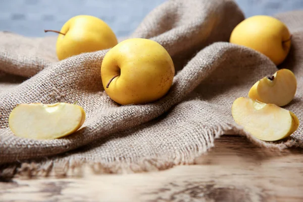 Manzanas Amarillas Maduras Sobre Saco Rústico — Foto de Stock