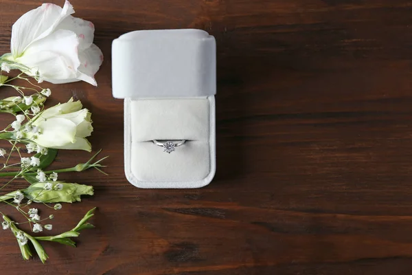 Scatola con anello di fidanzamento di lusso su sfondo in legno, vista dall'alto — Foto Stock