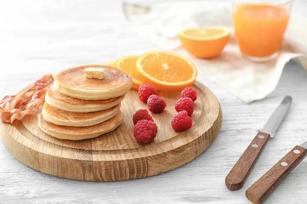 Krep, pastırma ve ahşap tahta üzerinde meyve ile lezzetli breakfast