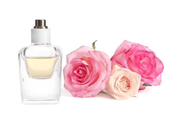 Botella de perfume con flores sobre fondo blanco — Foto de Stock