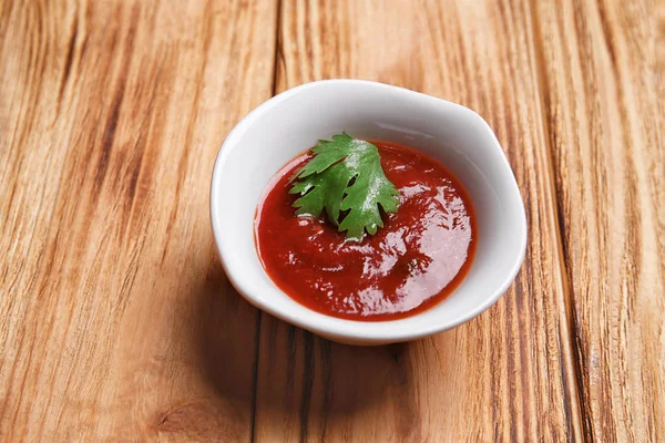 Tigela com molho asiático saboroso na mesa de madeira — Fotografia de Stock