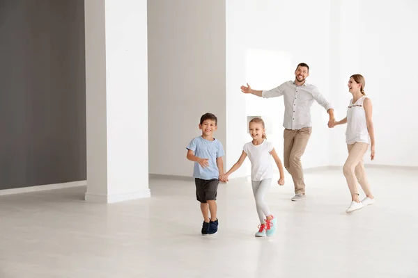 Familia feliz en nuevo piso vacío —  Fotos de Stock