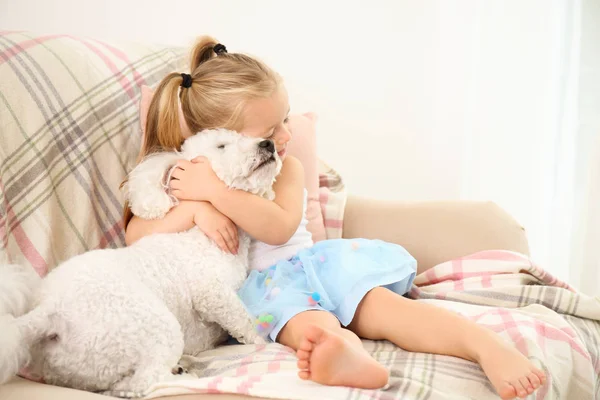 Bedårande Liten Flicka Med Hennes Hund Hemma — Stockfoto