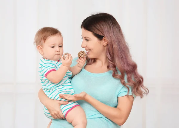 Jovem mãe com bebê no fundo claro — Fotografia de Stock