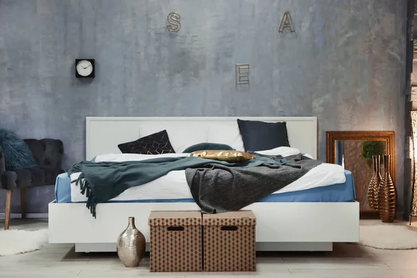 Interior de quarto moderno com cama confortável — Fotografia de Stock