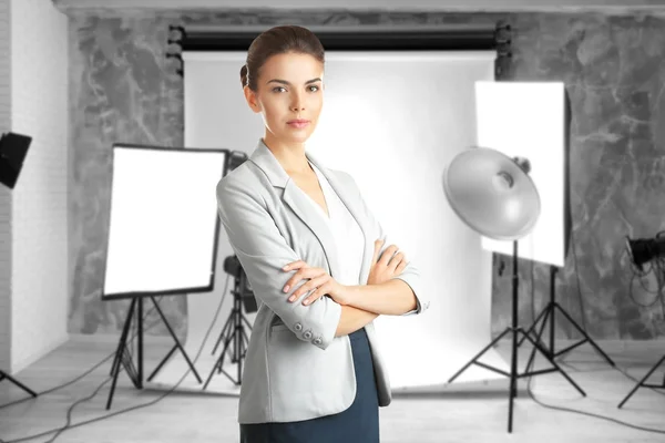 Inhaberin des Fotogeschäfts in ihrem professionellen Fotostudio — Stockfoto