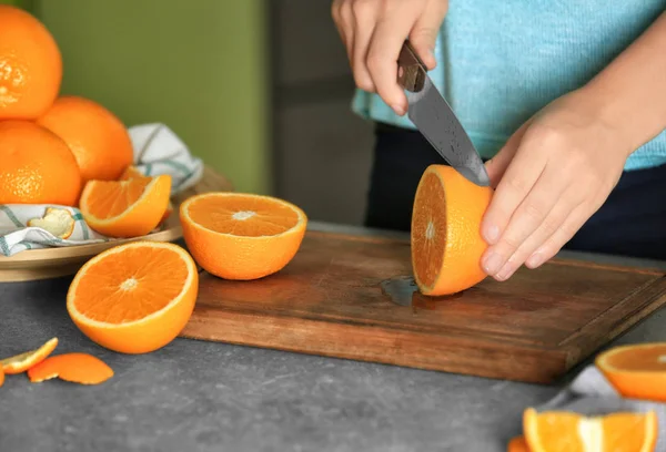 Mujer Cortando Naranja Bordo Cocina —  Fotos de Stock