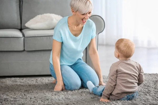 Çekici genç annesi bebeğini evde ile