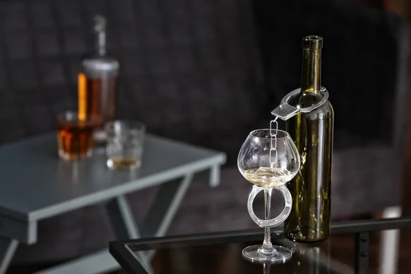 Bouteille et verre avec menottes sur la table. Concept de dépendance à l'alcool — Photo