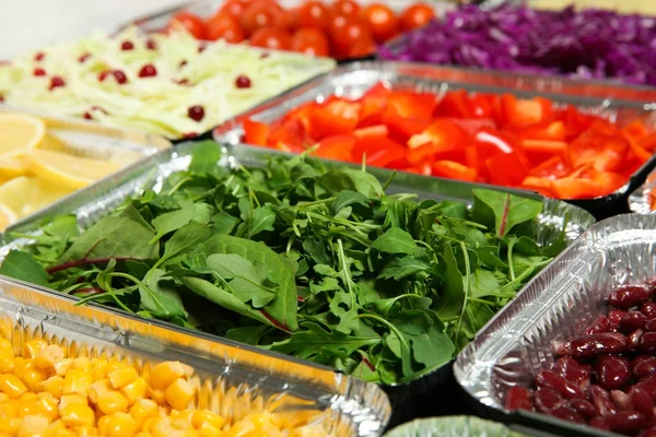 Salata barını çeşitli malzemelerle kapatın.