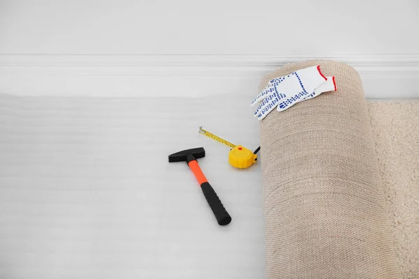 New carpet and tools on floor in room — Stock Photo, Image