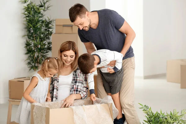 Glückliche Familie packt in neuer Wohnung aus — Stockfoto