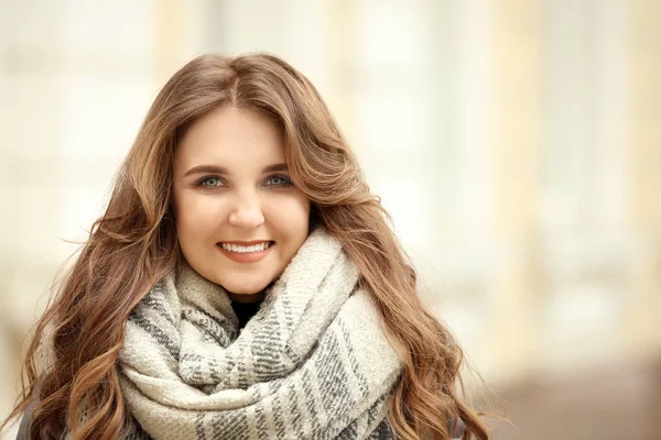 Belle femme souriante à l'extérieur — Photo